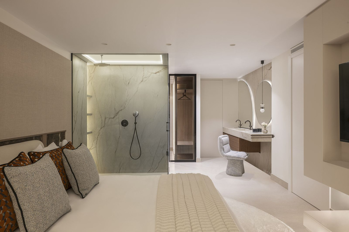 3 Bedroom Penthouse in Estepona - Photo 8