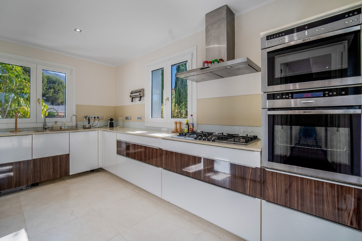 5 Bedroom Villa in Marbella - Photo 8