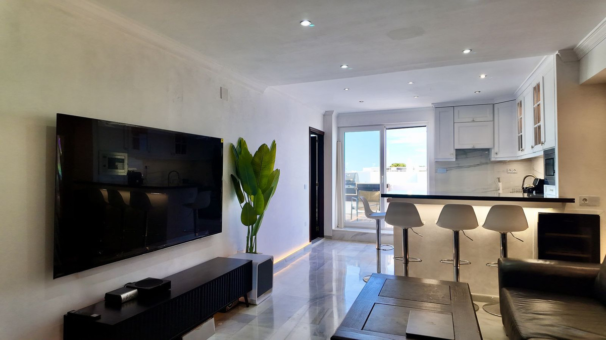 2 Bedroom Penthouse in Estepona - Photo 2