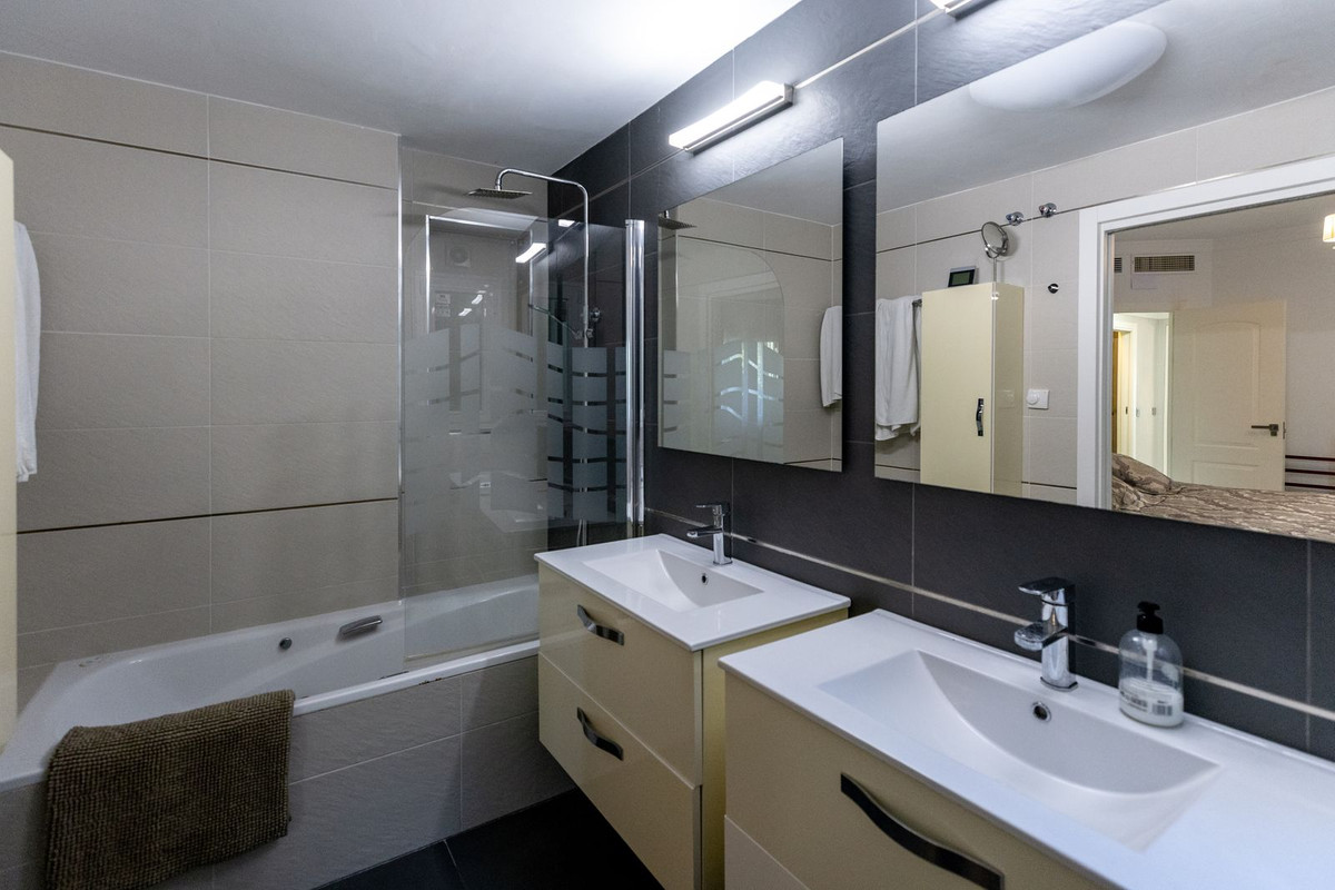 3 Bedroom Apartment in Benalmádena - Photo 19