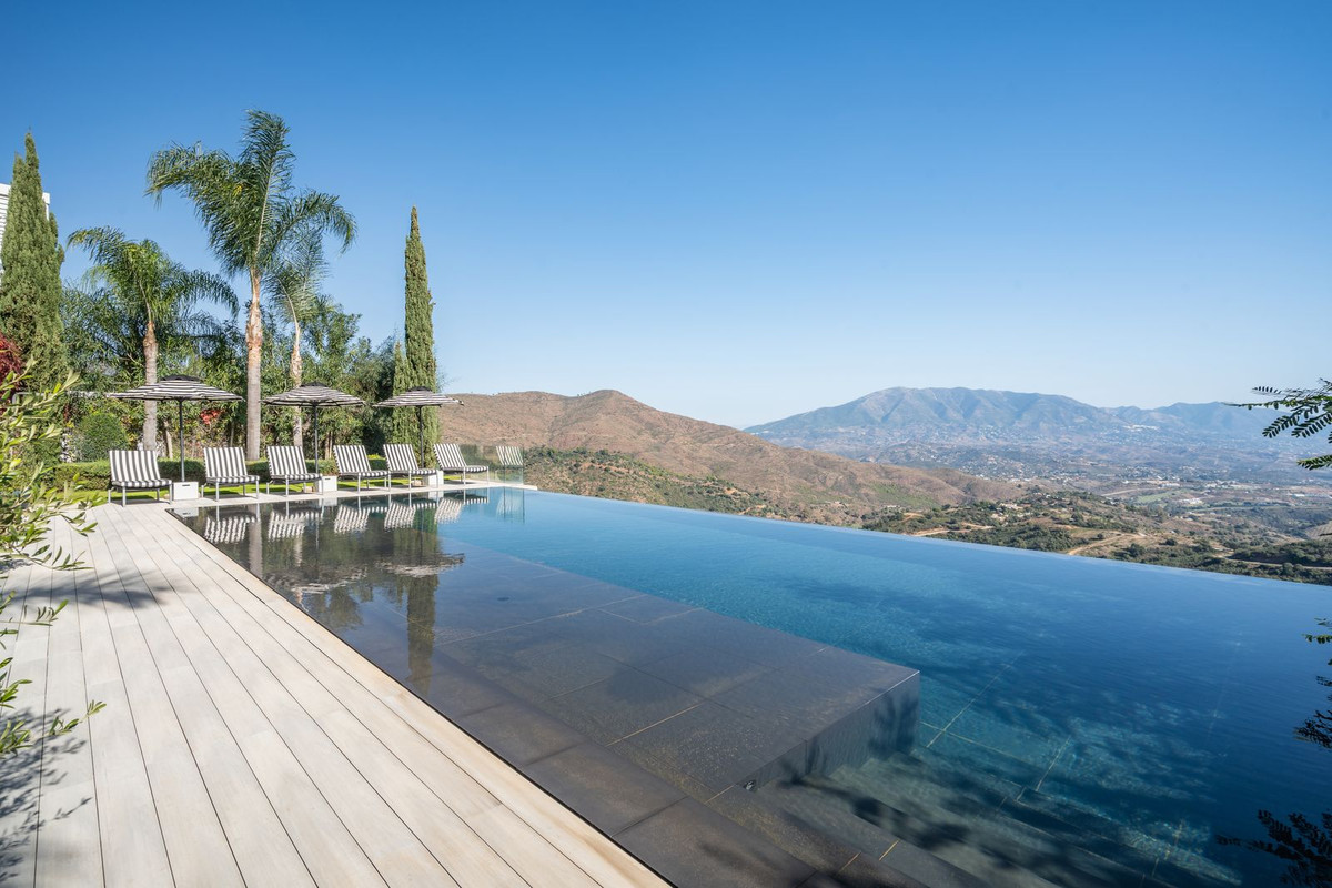 6 Bedroom Villa in Marbella - Photo 16