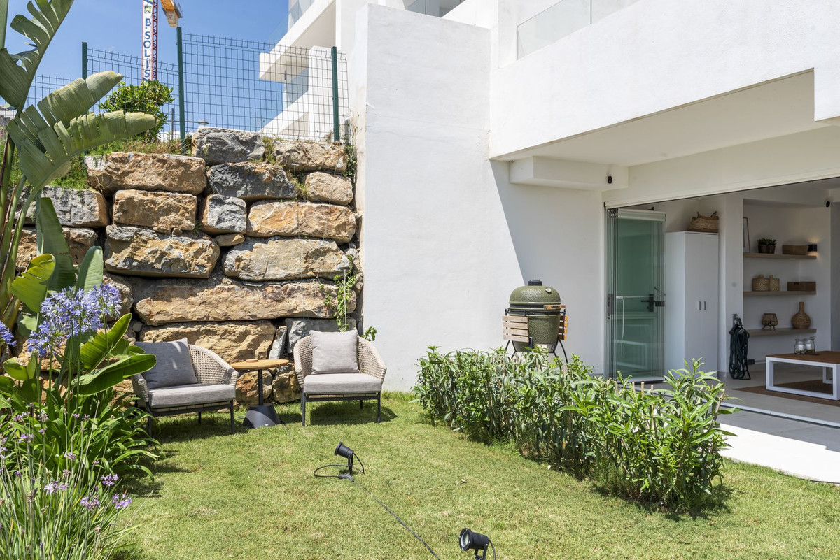 2 Bedroom Apartment in Estepona - Photo 5