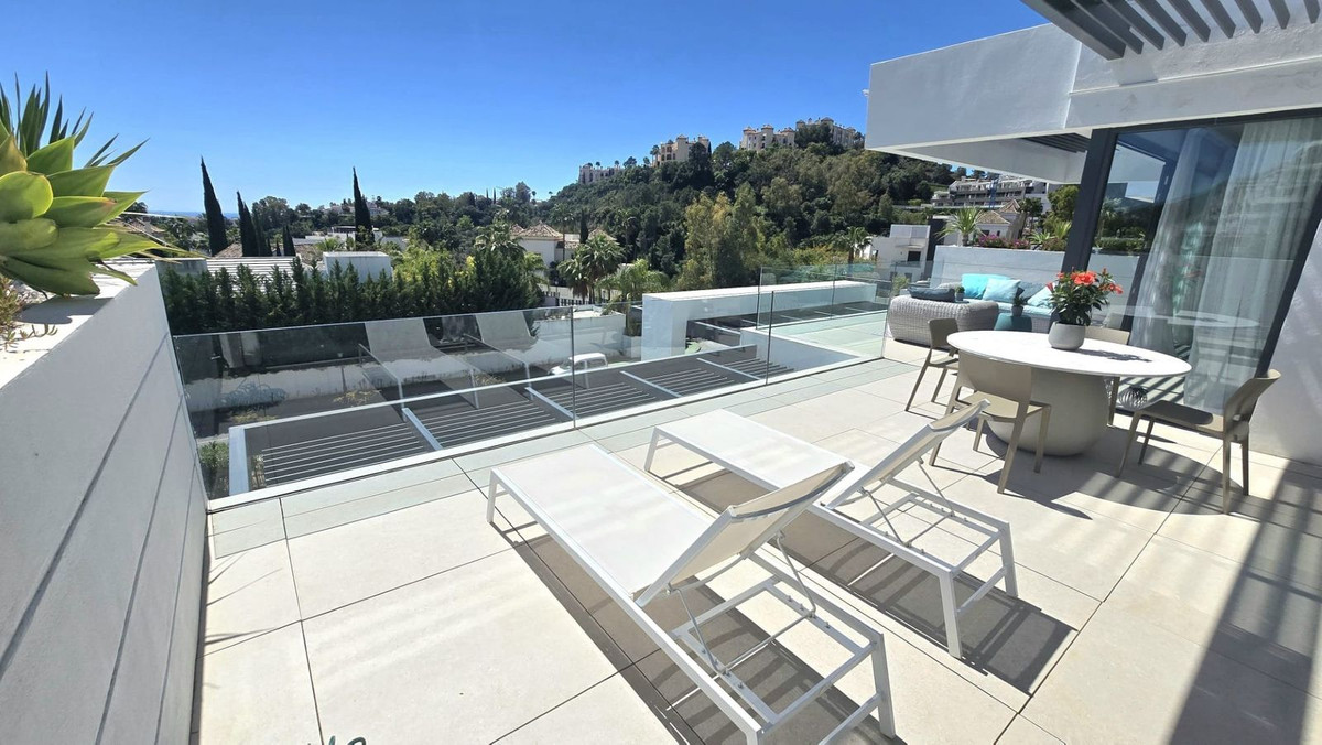 2 Bedroom Apartment in Benahavís - Photo 15
