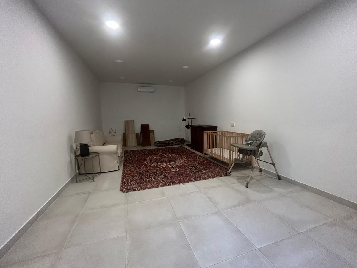 4 Bedroom Villa in Estepona - Photo 12