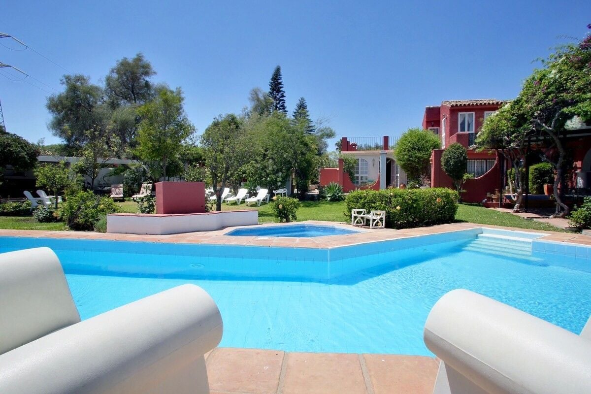 6 Bedroom Villa in Marbella - Photo 2