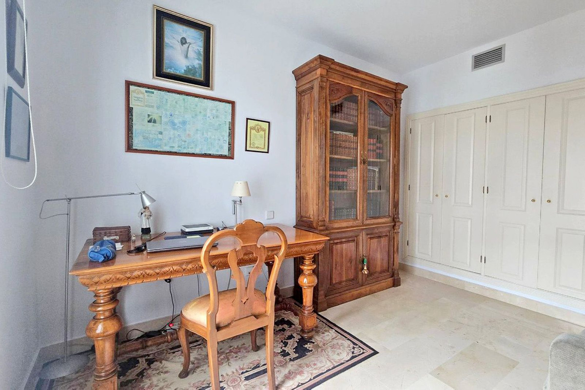 2 Bedroom Apartment in Estepona - Photo 19