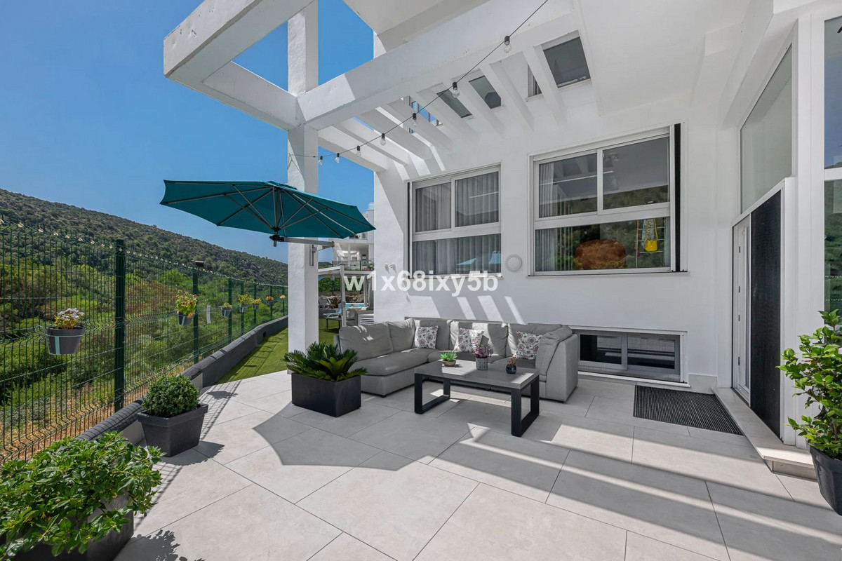 4 Bedroom Apartment in Benahavís - Photo 8