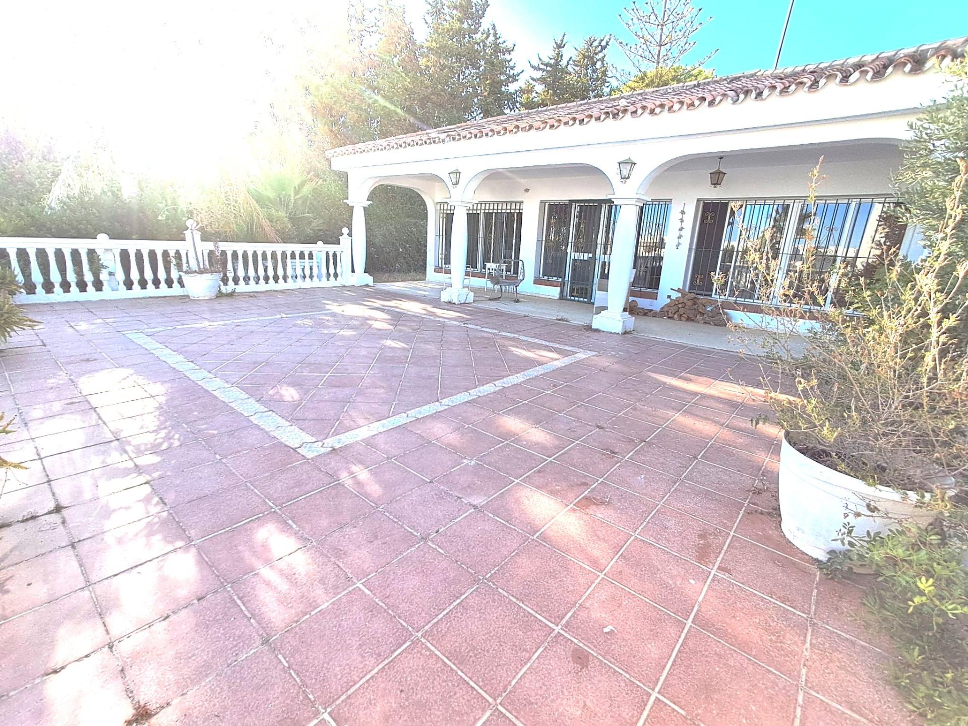 5 Bedroom Villa in Estepona - Photo 2