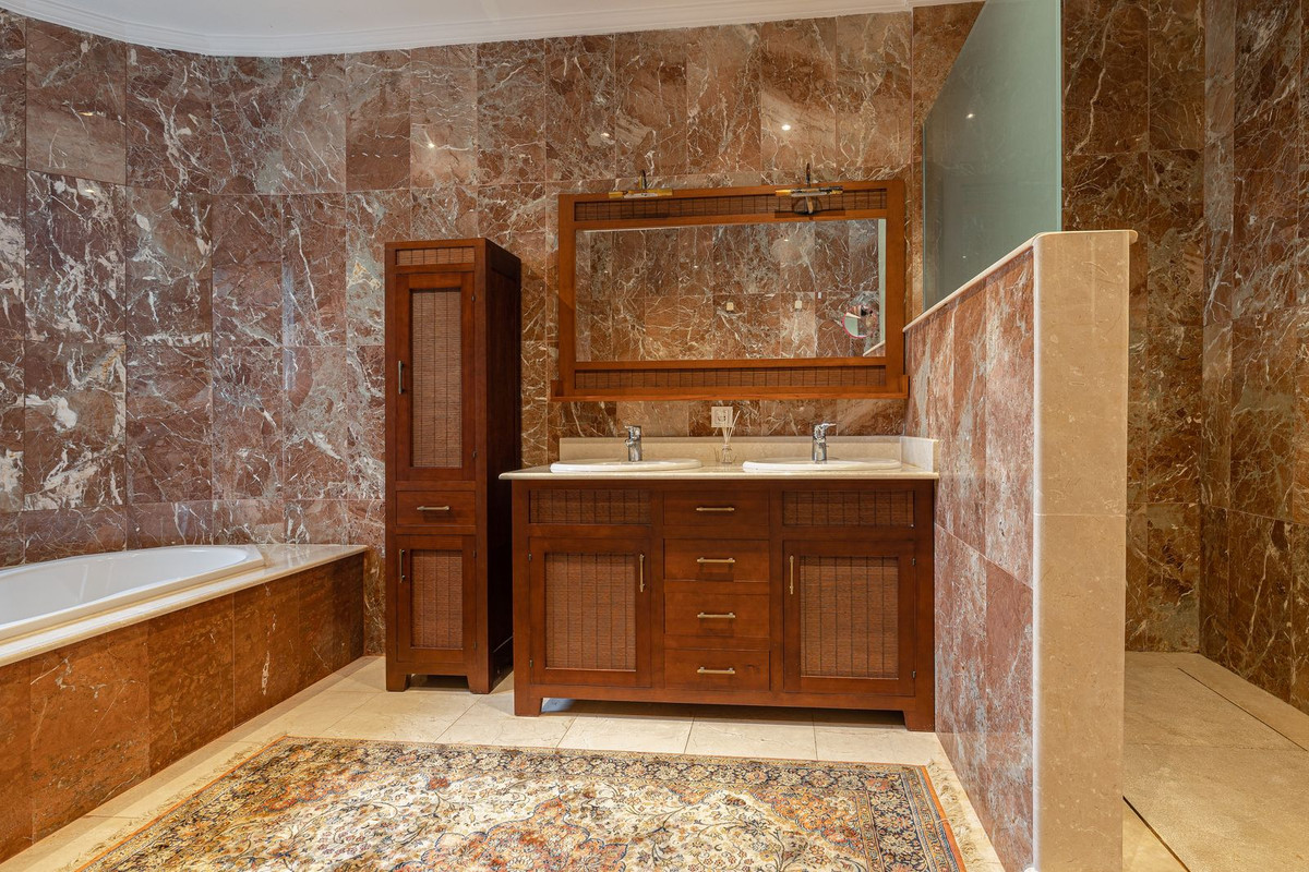 6 Bedroom Villa in Estepona - Photo 22