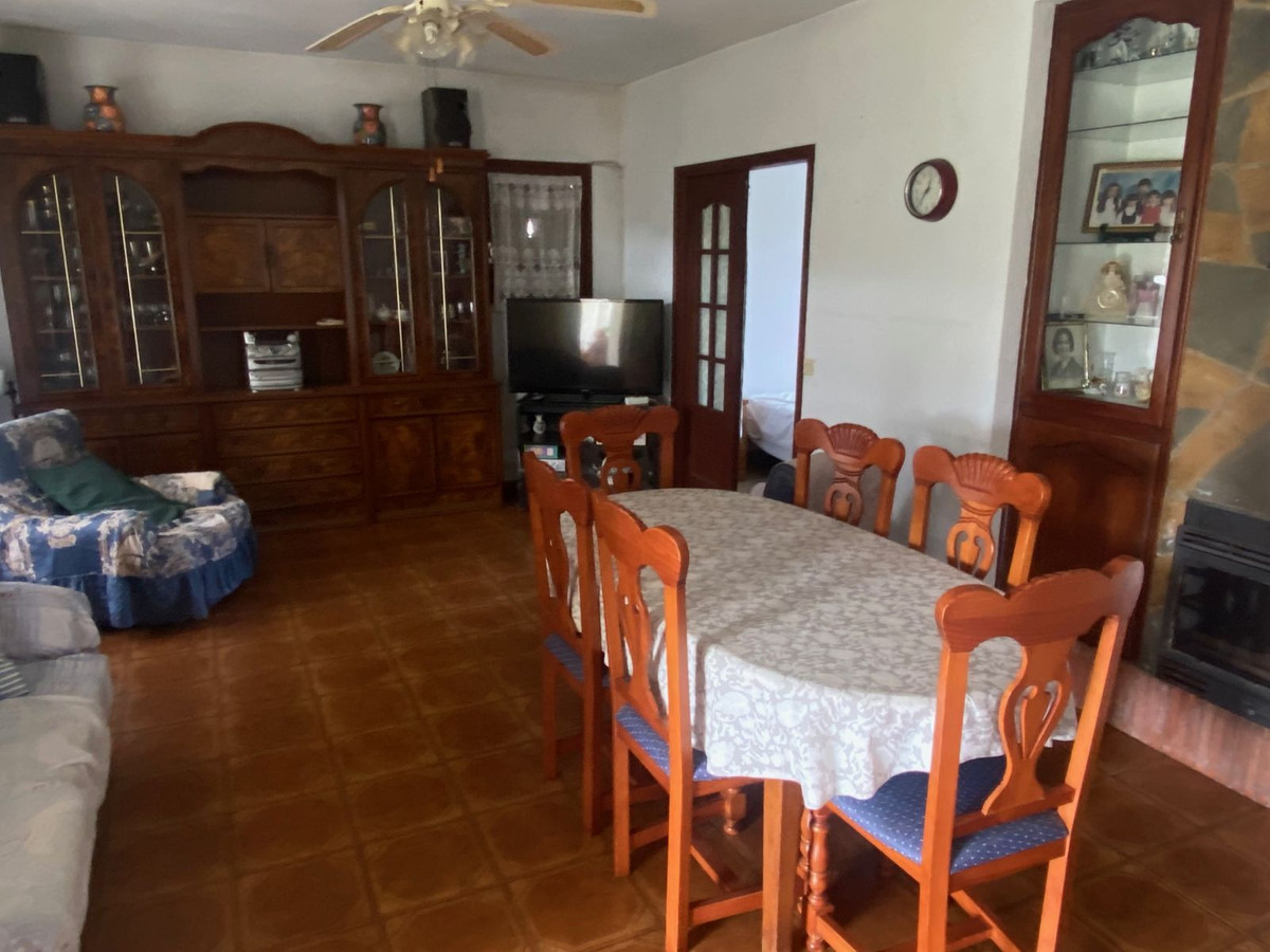 5 Bedroom Villa in Estepona - Photo 3