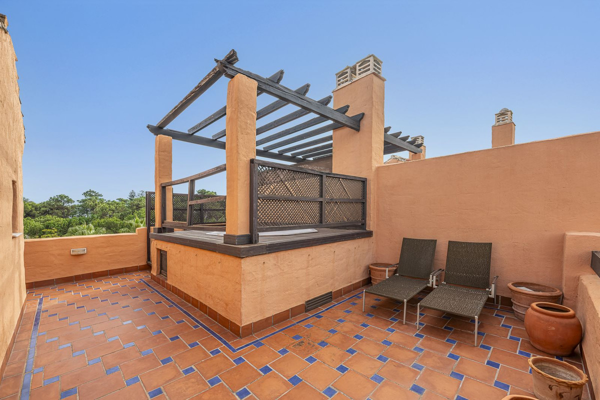4 Bedroom Penthouse in Estepona - Photo 26