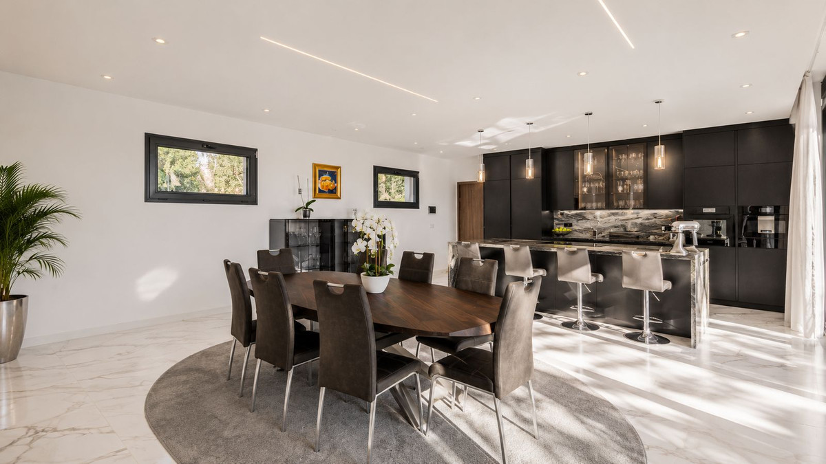 5 Bedroom Villa in Estepona - Photo 10