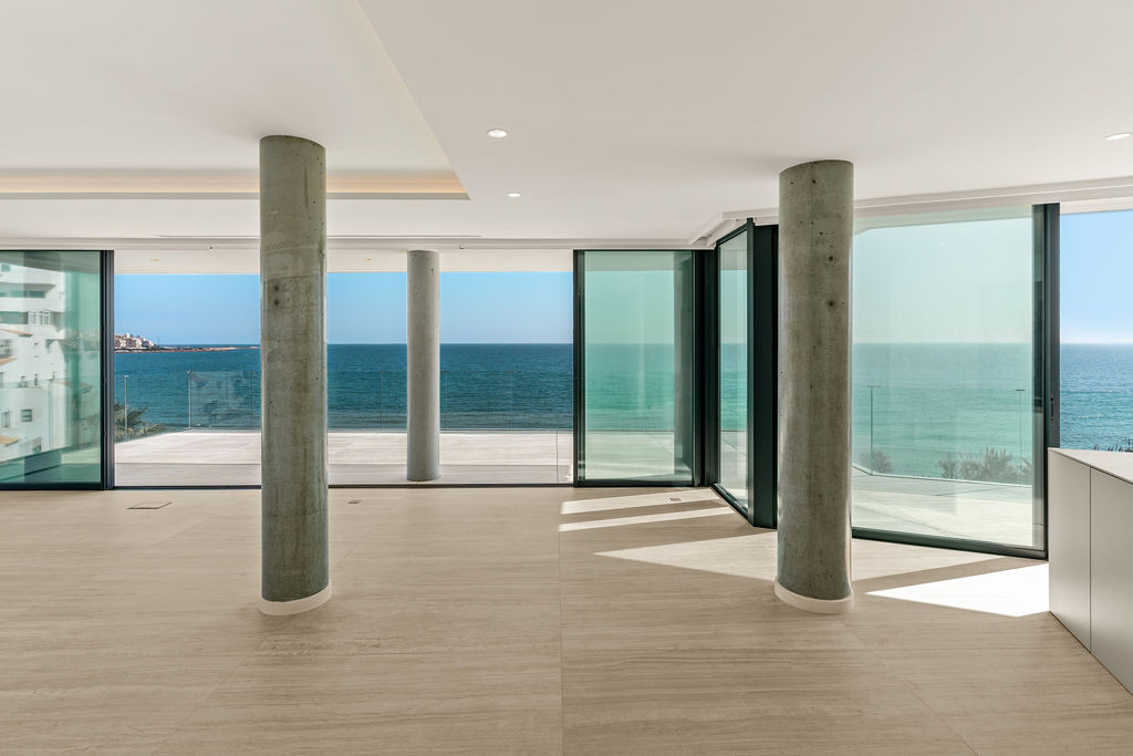 4 Bedroom Penthouse in Estepona - Photo 10