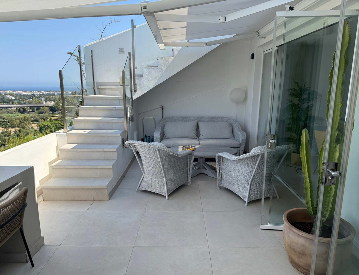 2 Bedroom Penthouse in Benahavís - Photo 5
