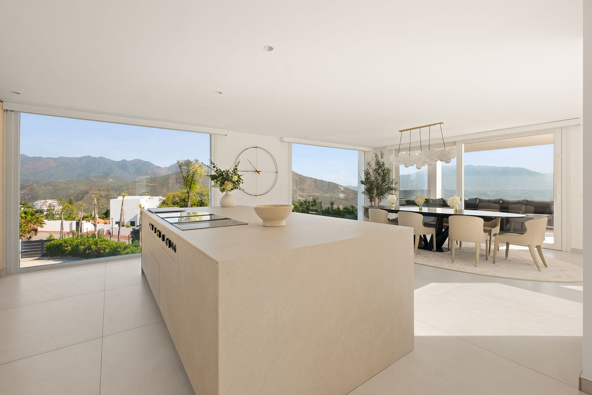 4 Bedroom Villa in Marbella - Photo 21
