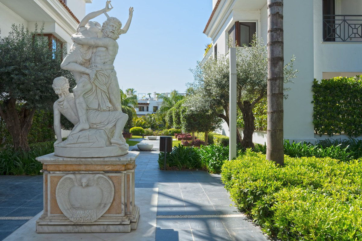 2 Bedroom Apartment in Estepona - Photo 35