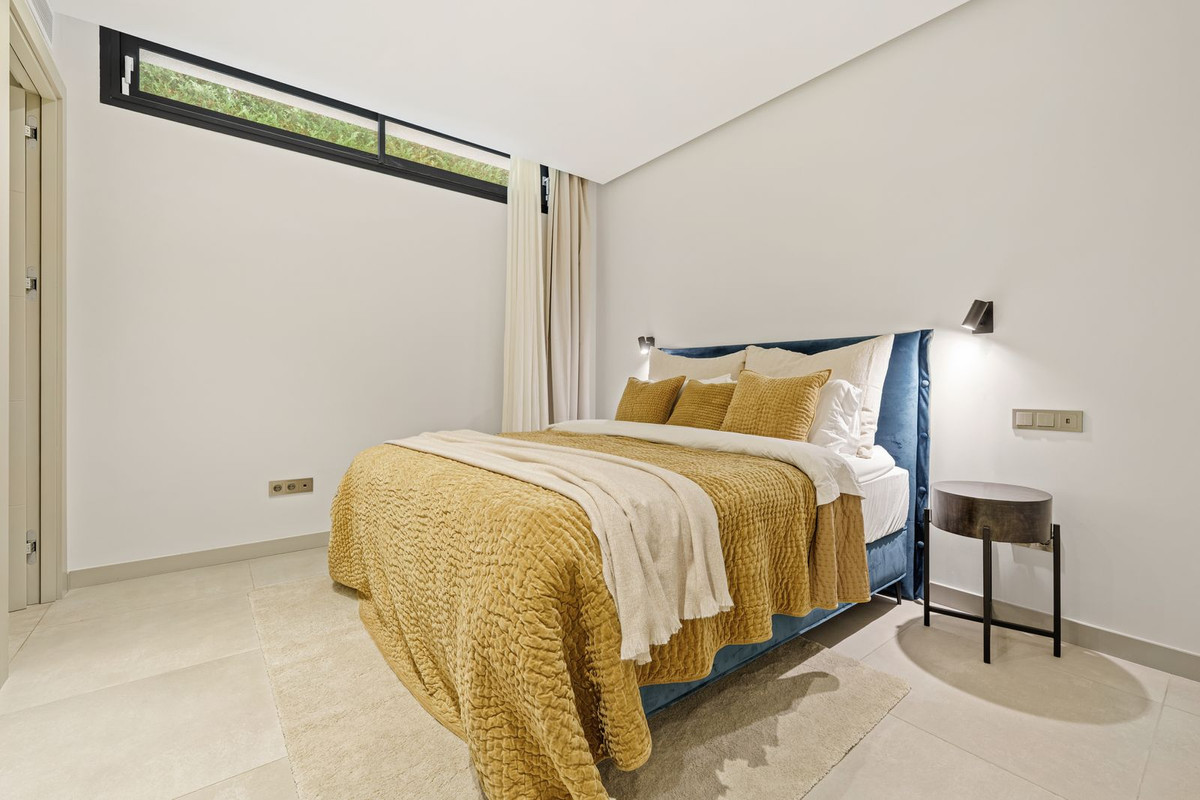 5 Bedroom Villa in Marbella - Photo 27