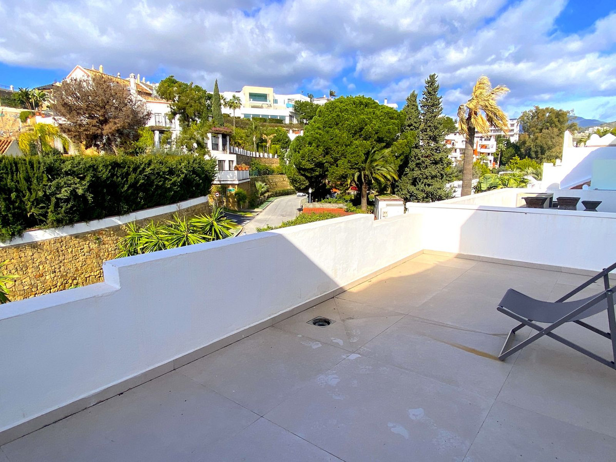 4 Bedroom Townhouse in Benahavís - Photo 52