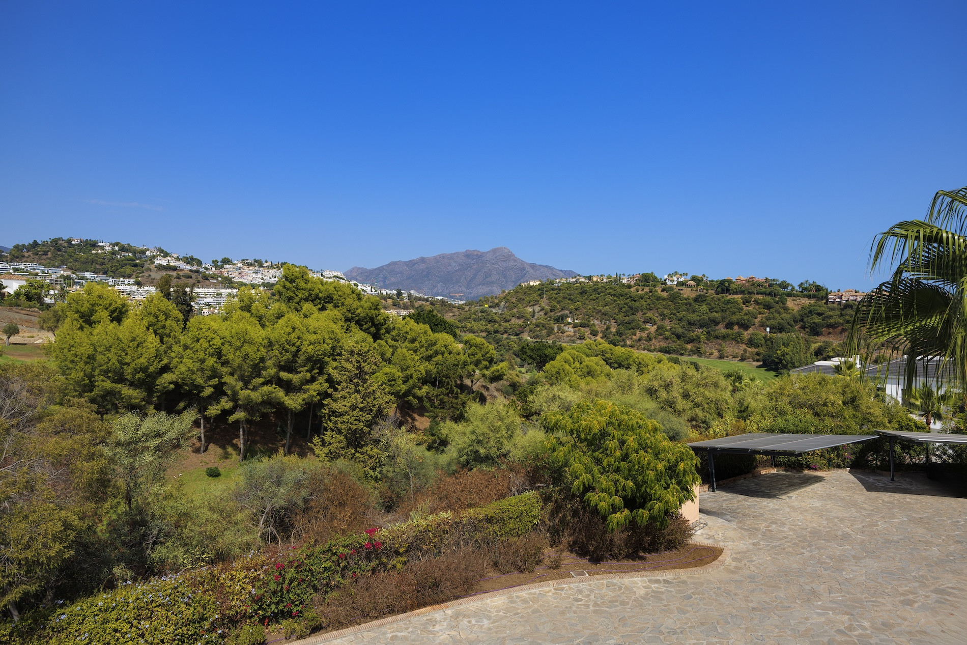 3 Bedroom Penthouse in Benahavís - Photo 10