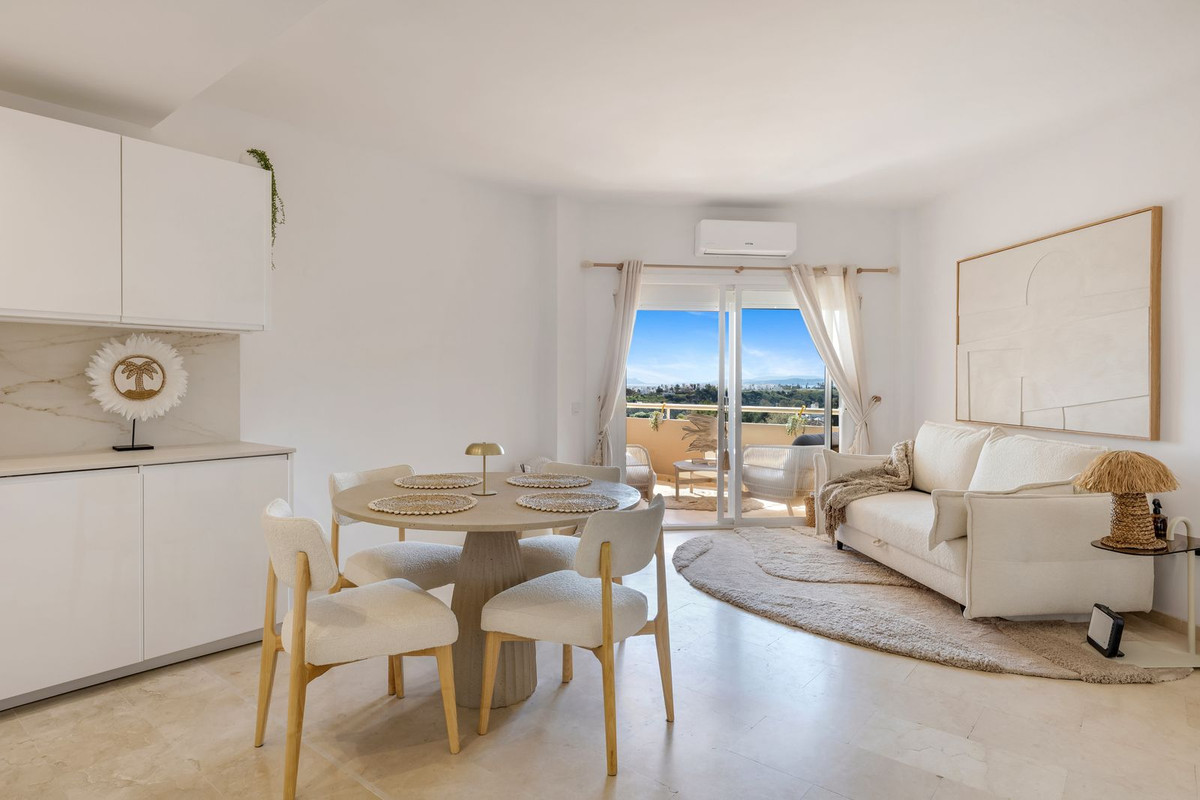 1 Bedroom Apartment in Estepona - Photo 2