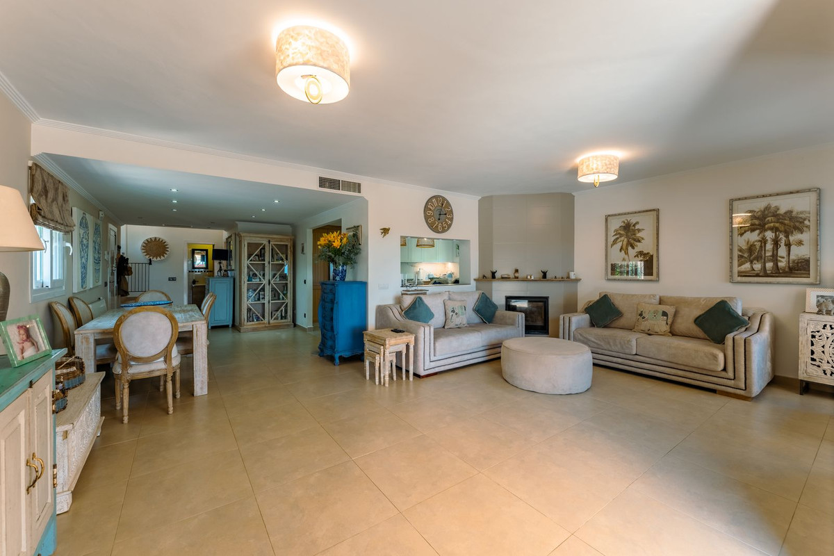 4 Bedroom Villa in Estepona - Photo 6