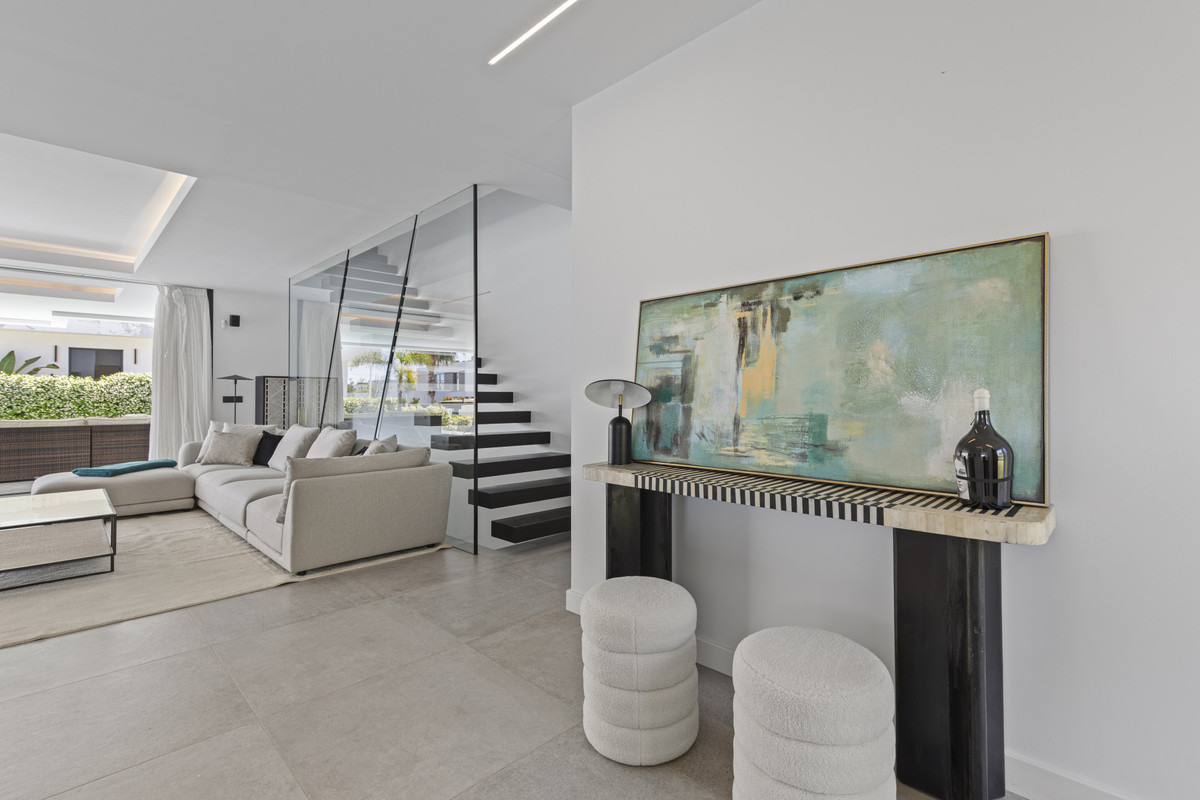 4 Bedroom Villa in Estepona - Photo 9