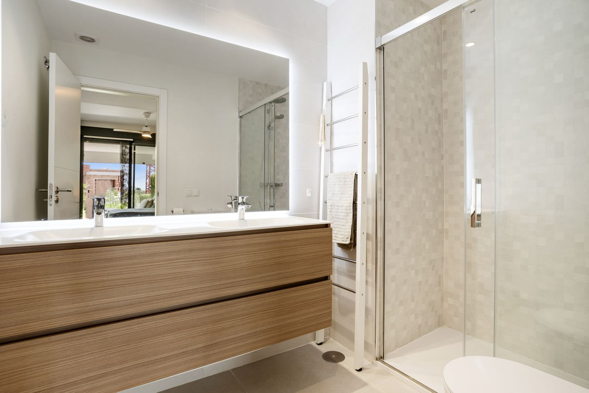 2 Bedroom Apartment in Estepona - Photo 23