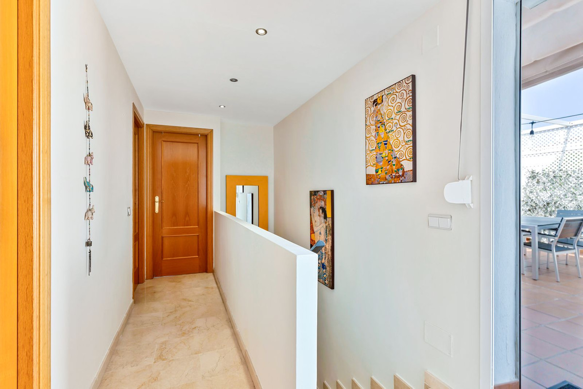 3 Bedroom Penthouse in Estepona - Photo 12