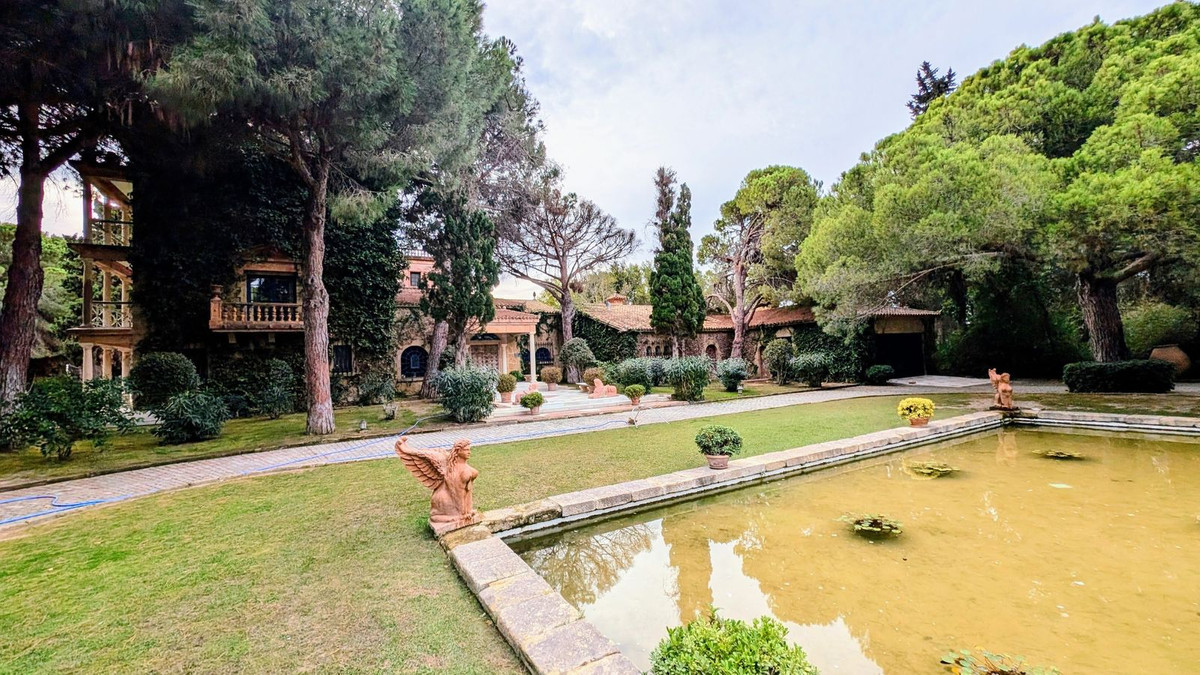 16 Bedroom Villa in Sotogrande - Photo 3
