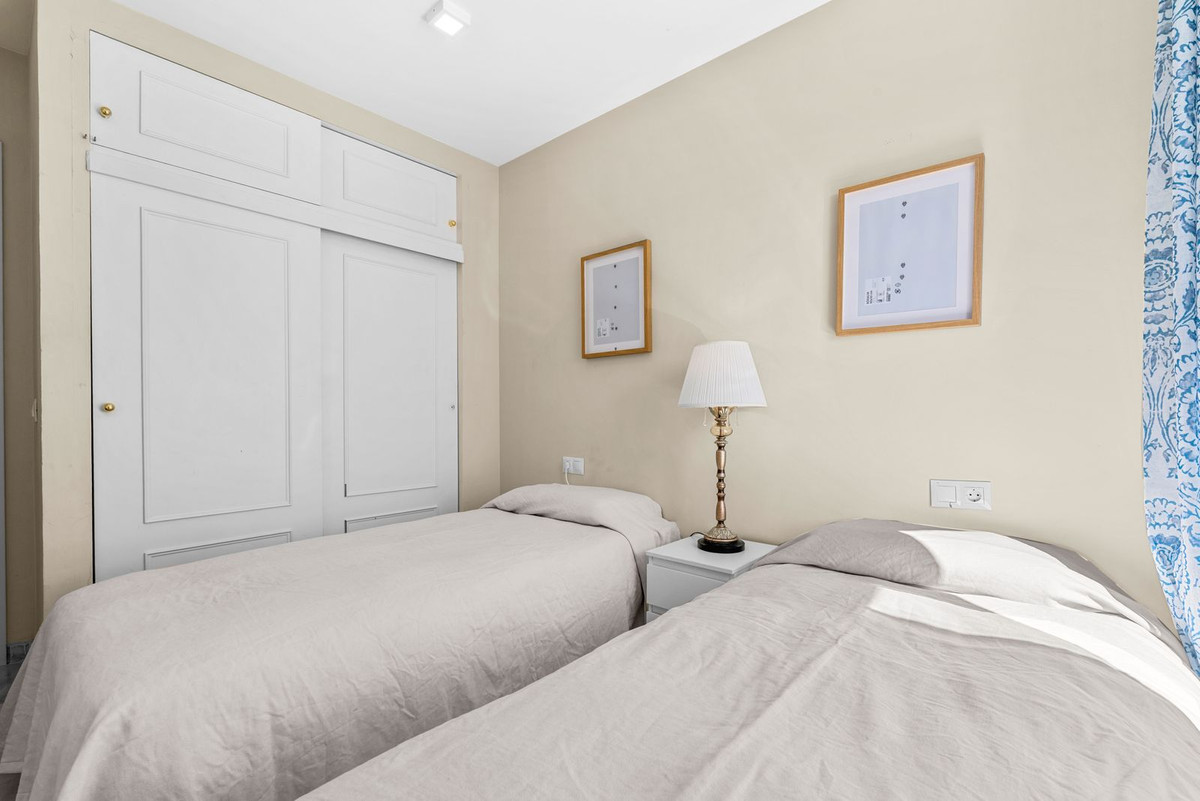 2 Bedroom Penthouse in Estepona - Photo 22