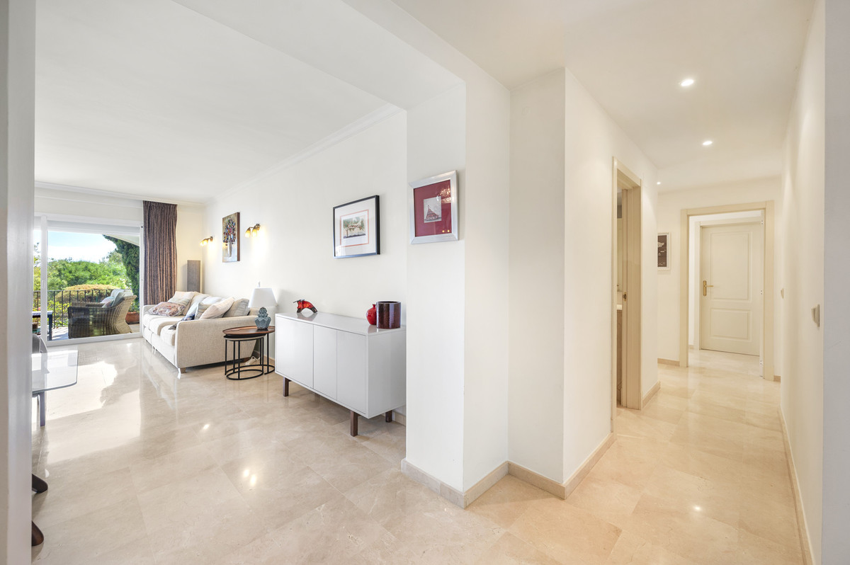 3 Bedroom Apartment in Benahavís - Photo 10
