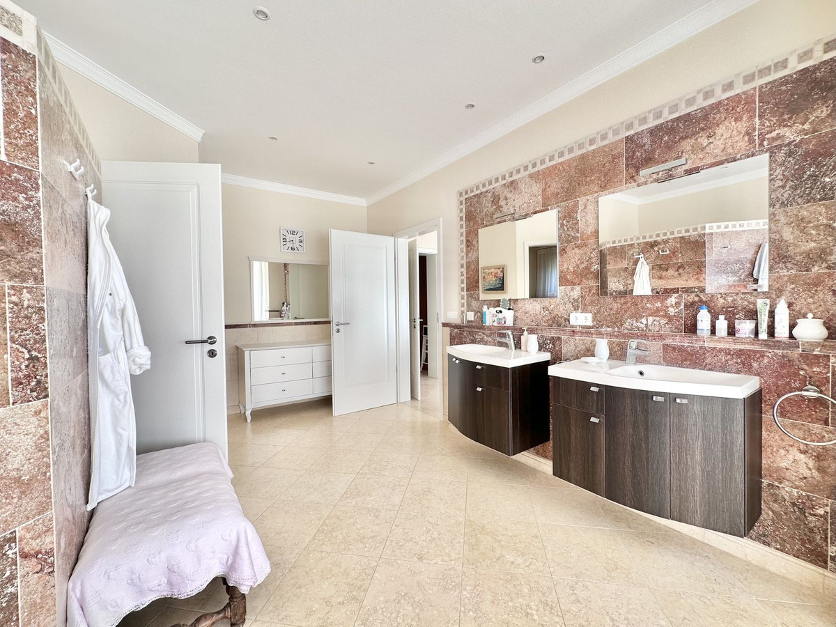6 Bedroom Villa in Marbella - Photo 30
