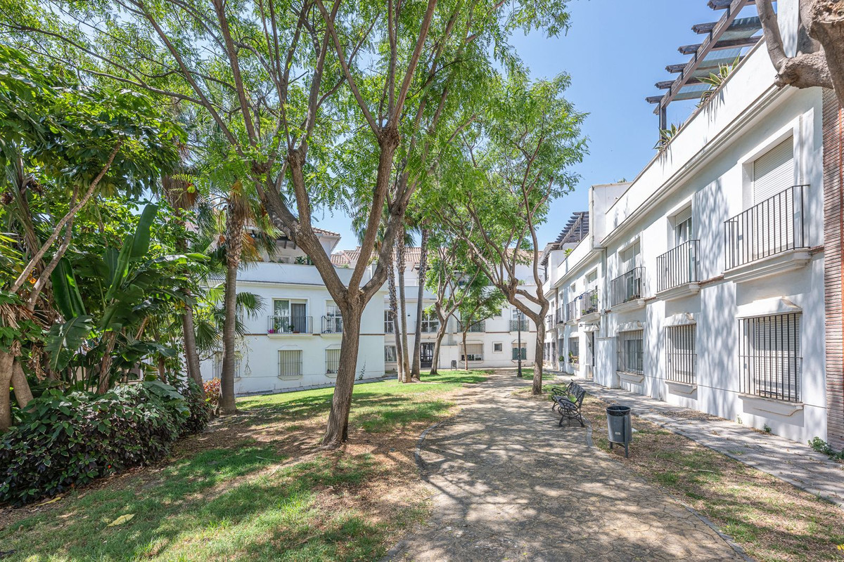 2 Bedroom Apartment in Estepona - Photo 32