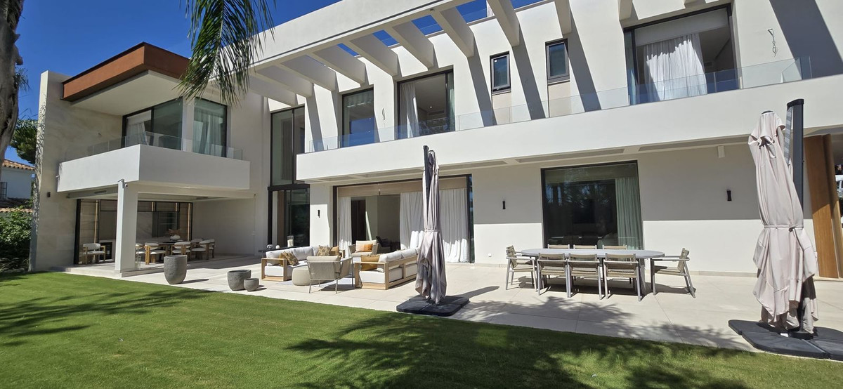 5 Bedroom Villa in Marbella - Photo 3