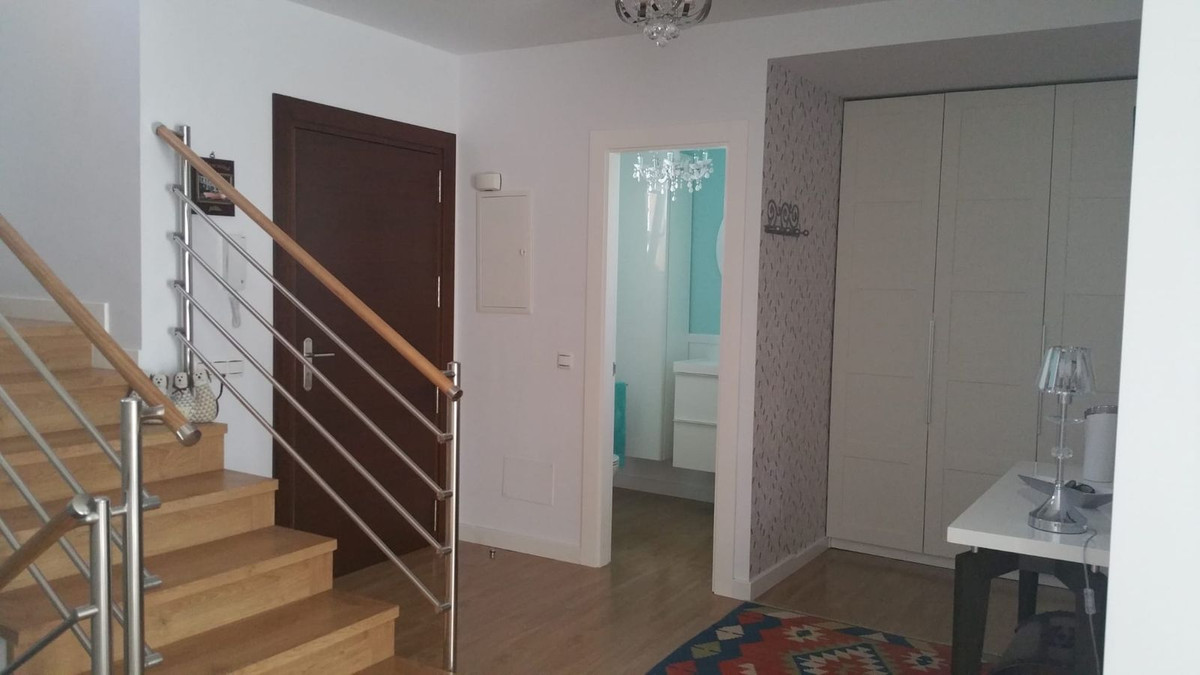 6 Bedroom Townhouse in San Pedro de Alcántara - Photo 10