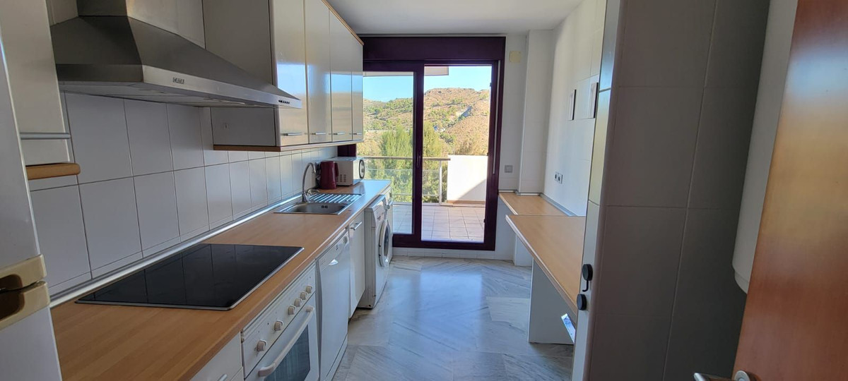 2 Bedroom Penthouse in Benahavís - Photo 34