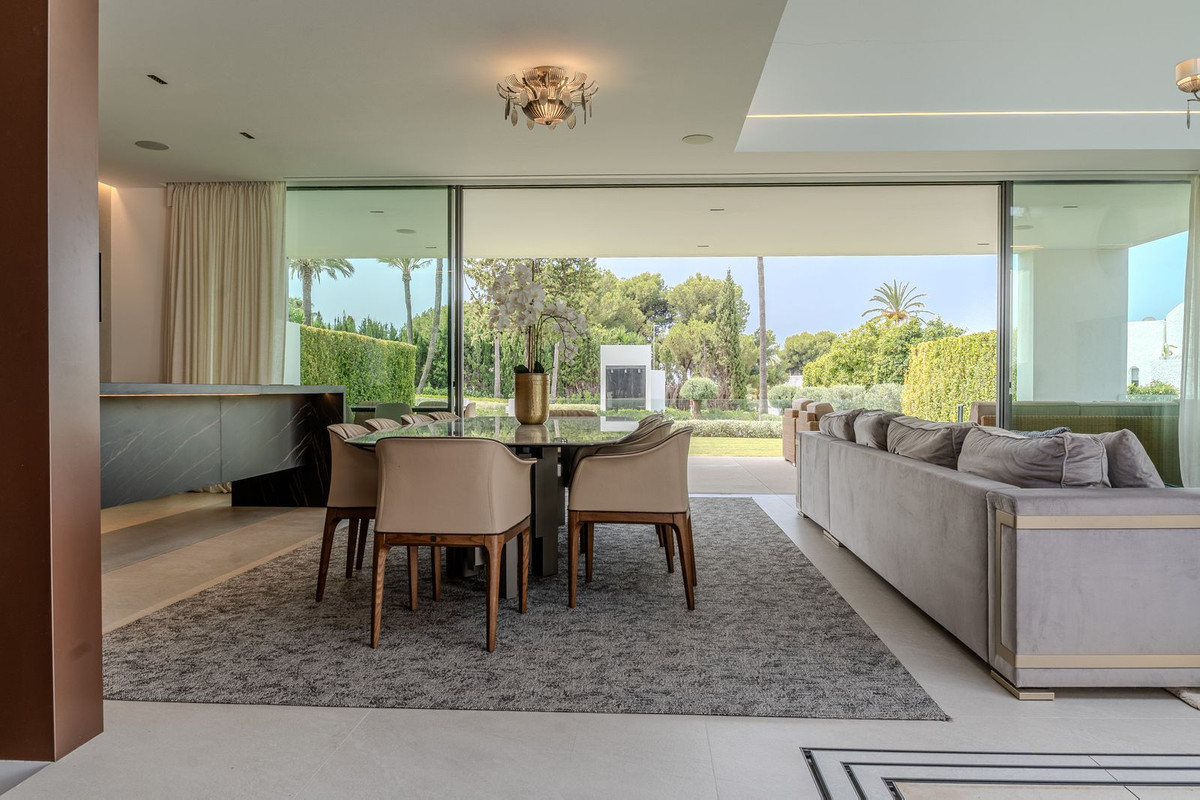4 Bedroom Villa in Marbella - Photo 8
