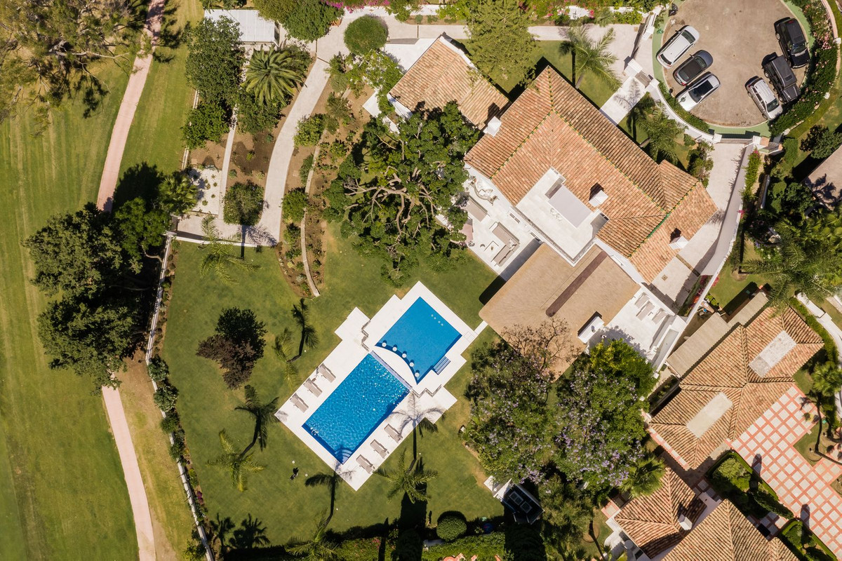 6 Bedroom Villa in Marbella - Photo 3