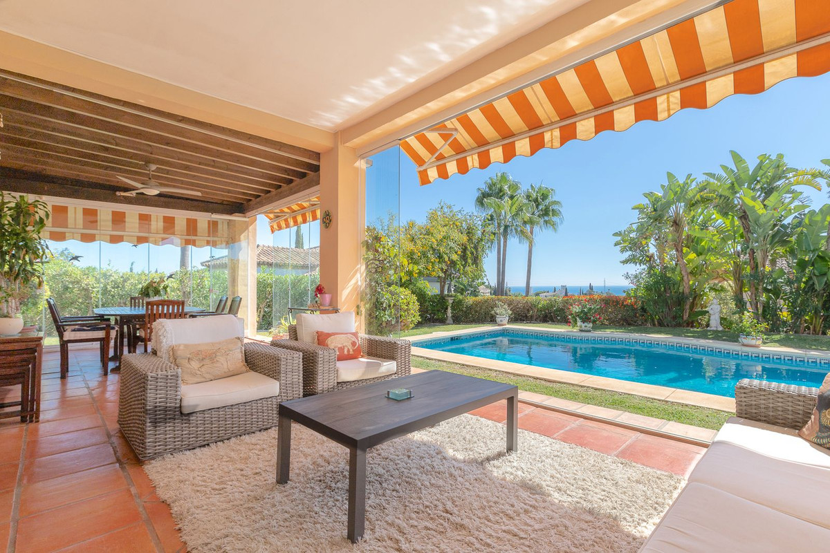 5 Bedroom Villa in Marbella - Photo 2