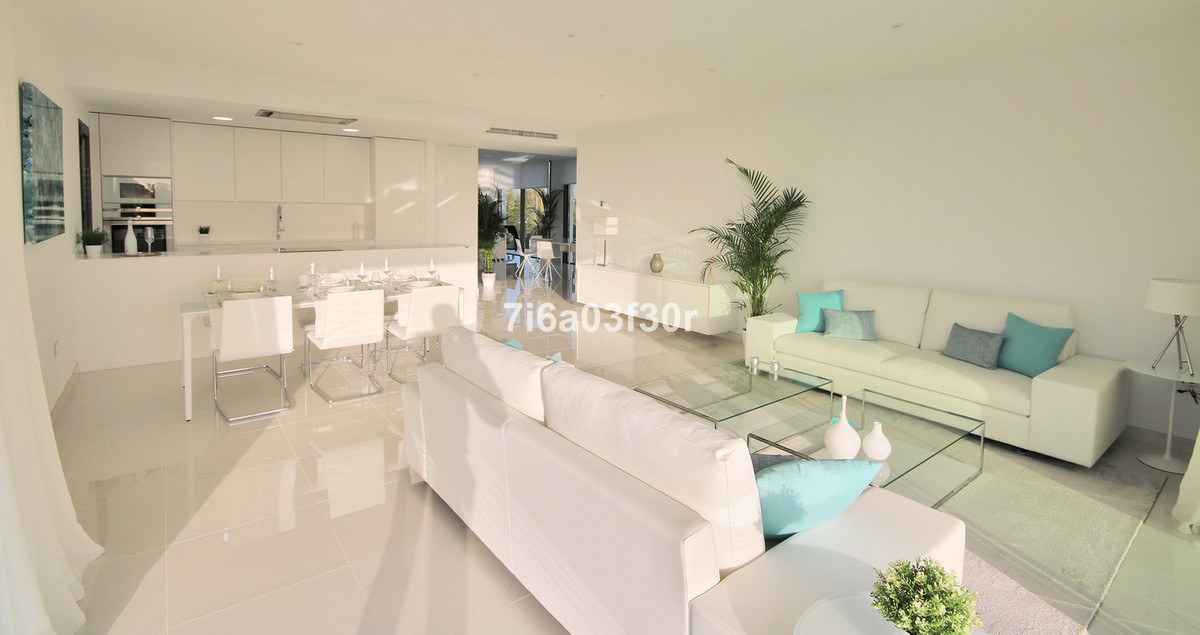 4 Bedroom Apartment in Estepona - Photo 8
