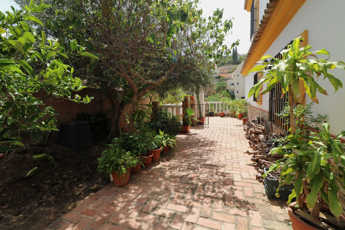 4 Bedroom Villa in Marbella - Photo 31