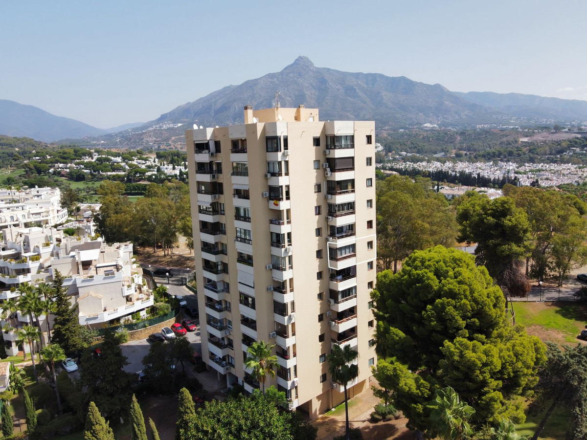 2 Bedroom Apartment in Marbella - Photo 23