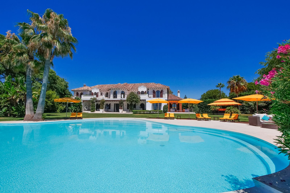 10 Bedroom Villa in Estepona - Photo 2