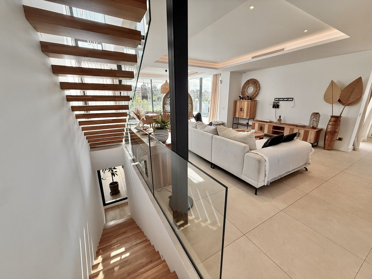 4 Bedroom Villa in Estepona - Photo 25