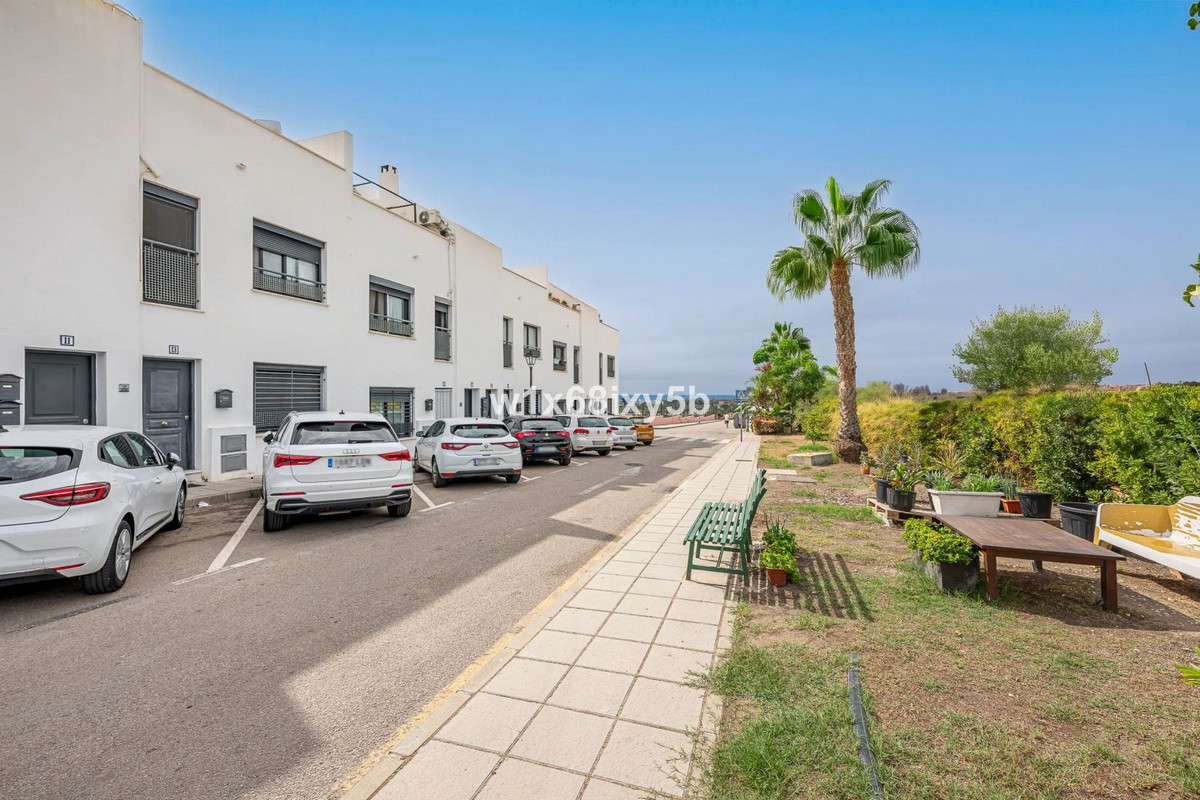 1 Bedroom Apartment in Estepona - Photo 4