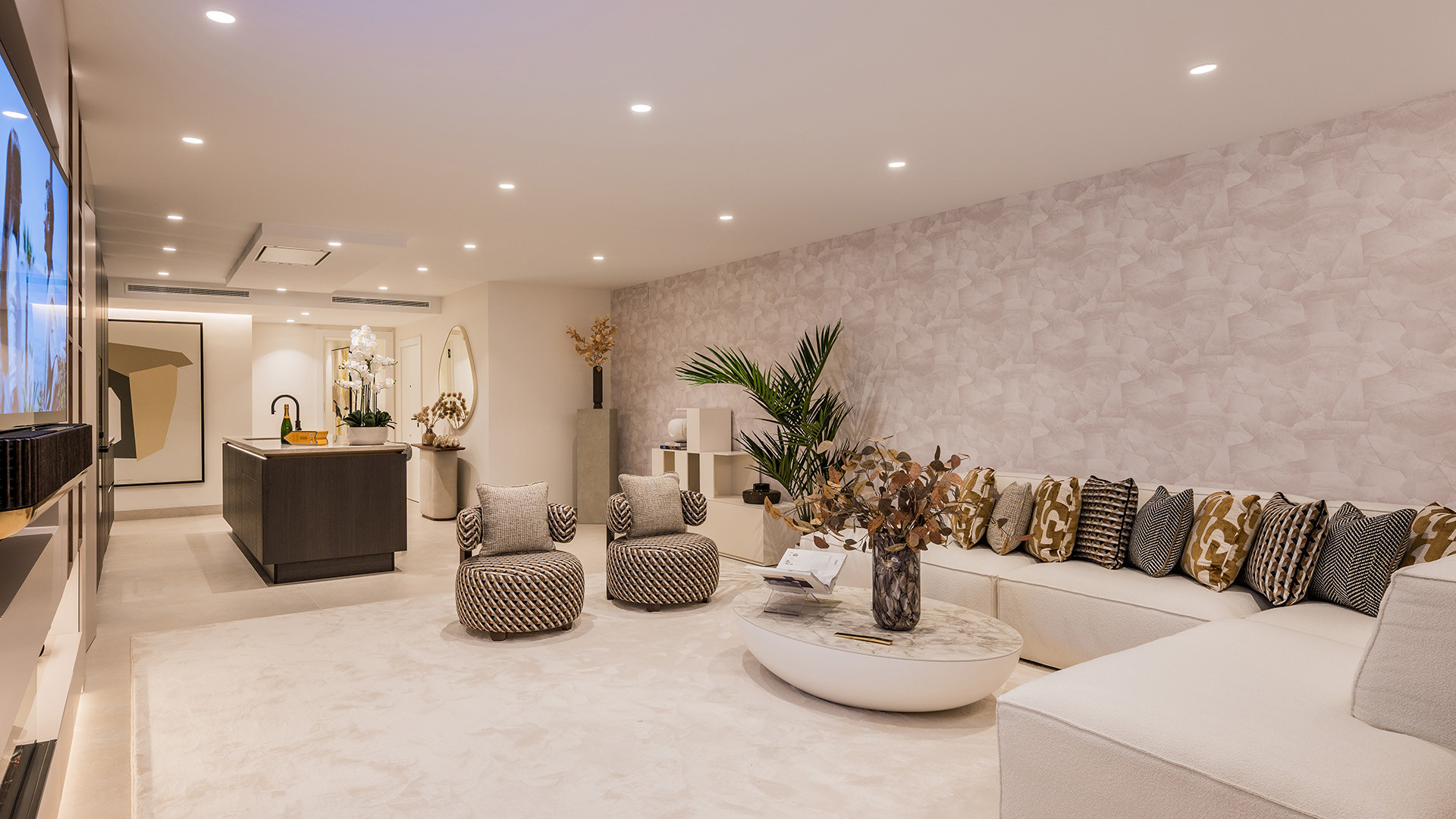 4 Bedroom Apartment in Estepona - Photo 2