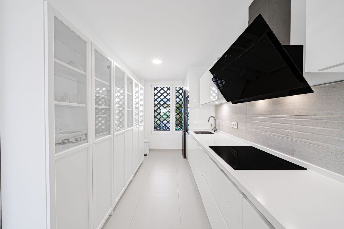 4 Bedroom Townhouse in Benahavís - Photo 4