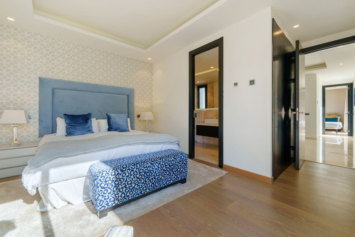 6 Bedroom Villa in Marbella - Photo 8