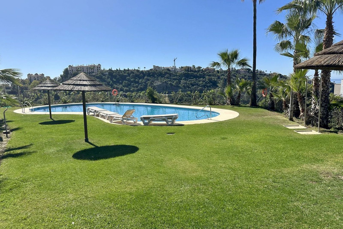 2 Bedroom Apartment in Benahavís - Photo 3
