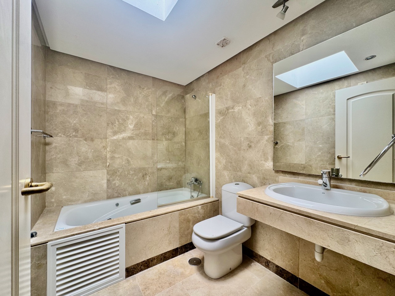 2 Bedroom Penthouse in La Duquesa - Photo 12